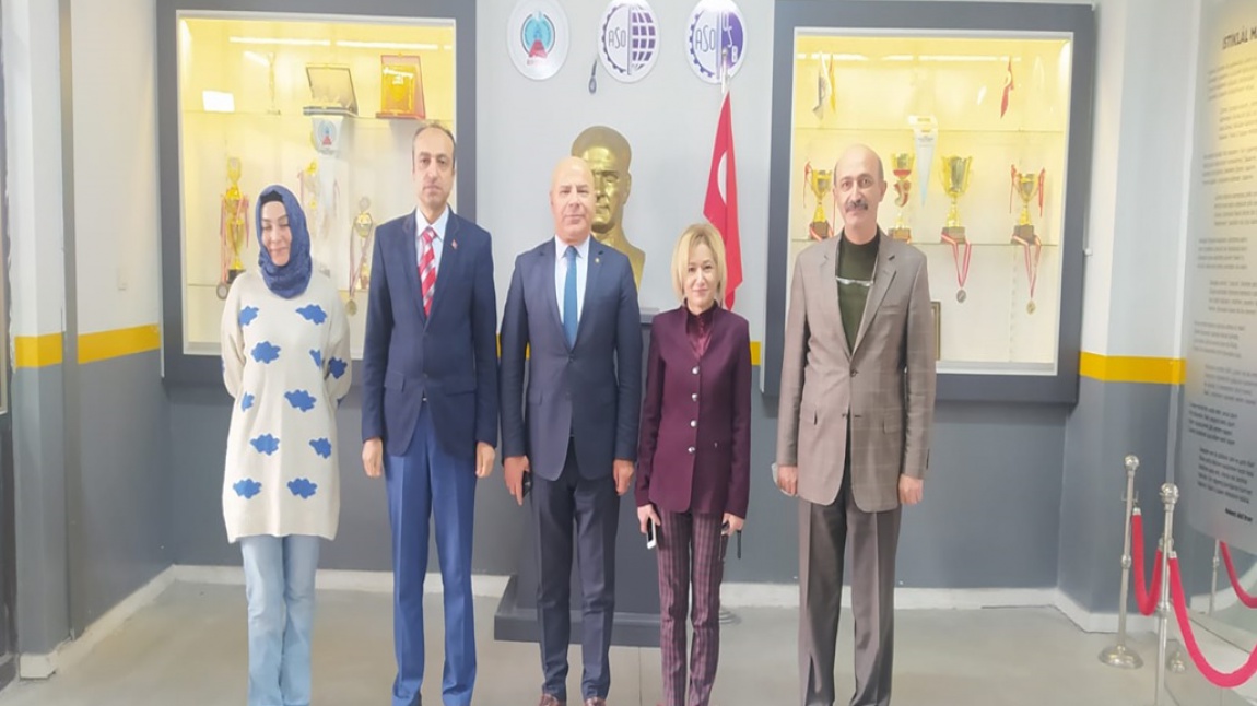 Ankara Vali Yardımcımız Sayın Ayhan ÖZKAN Okulumuza Teşrif Ederek SİMEP Projesi ile diğer uygulanan Projeler hakkında bilgi almışlardır.