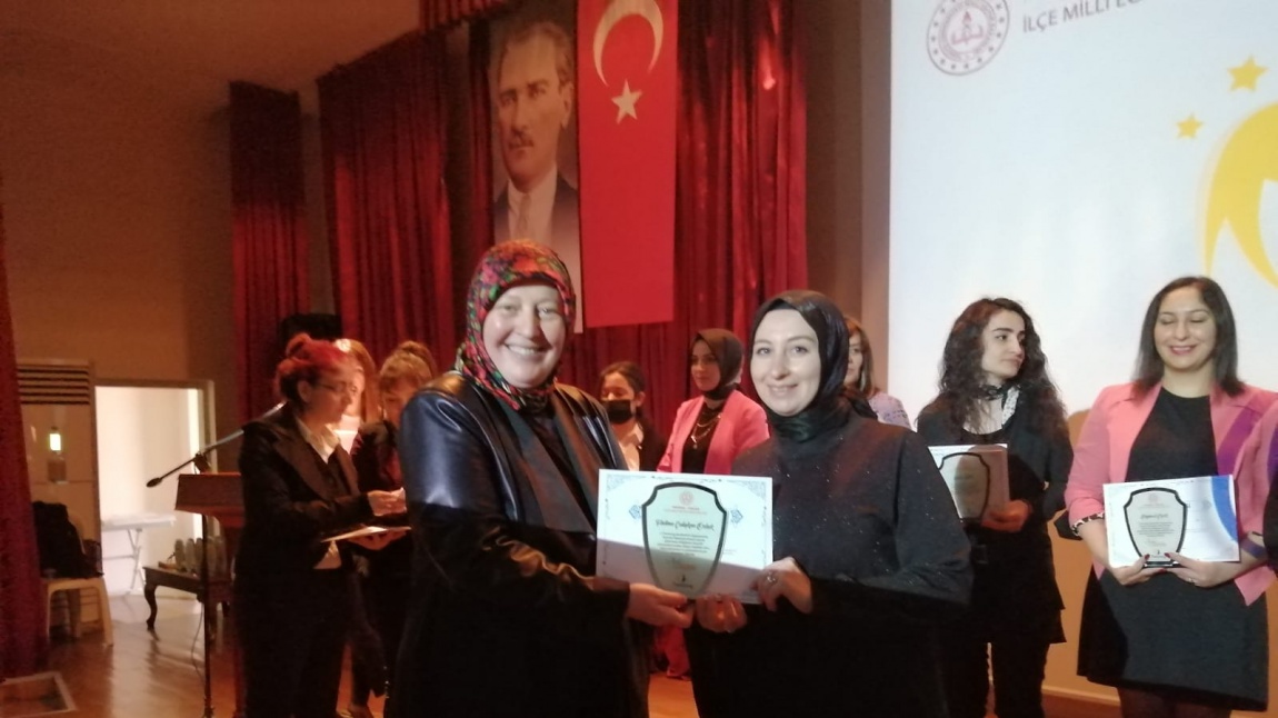 Okulumuz Türk Dili ve Edebiyatı Öğretmeni Fadime Çalışkan Özbek e-twinning ulusal kalite etiketi ödülü almıştır.