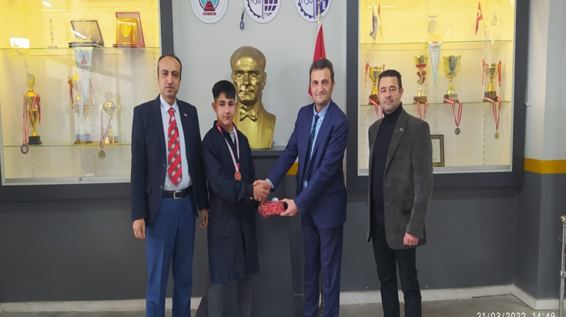 Okulumuz SİMEP Projesi ikili mesleki eğitim çıraklık programı Makina Teknolojisi 10.Sınıf Hidromek A.Ş. Öğrencisi Berat KOR Ankara Halter Şampiyonasında 3.lük derecesi ile bronz Madalya kazanmıştır.